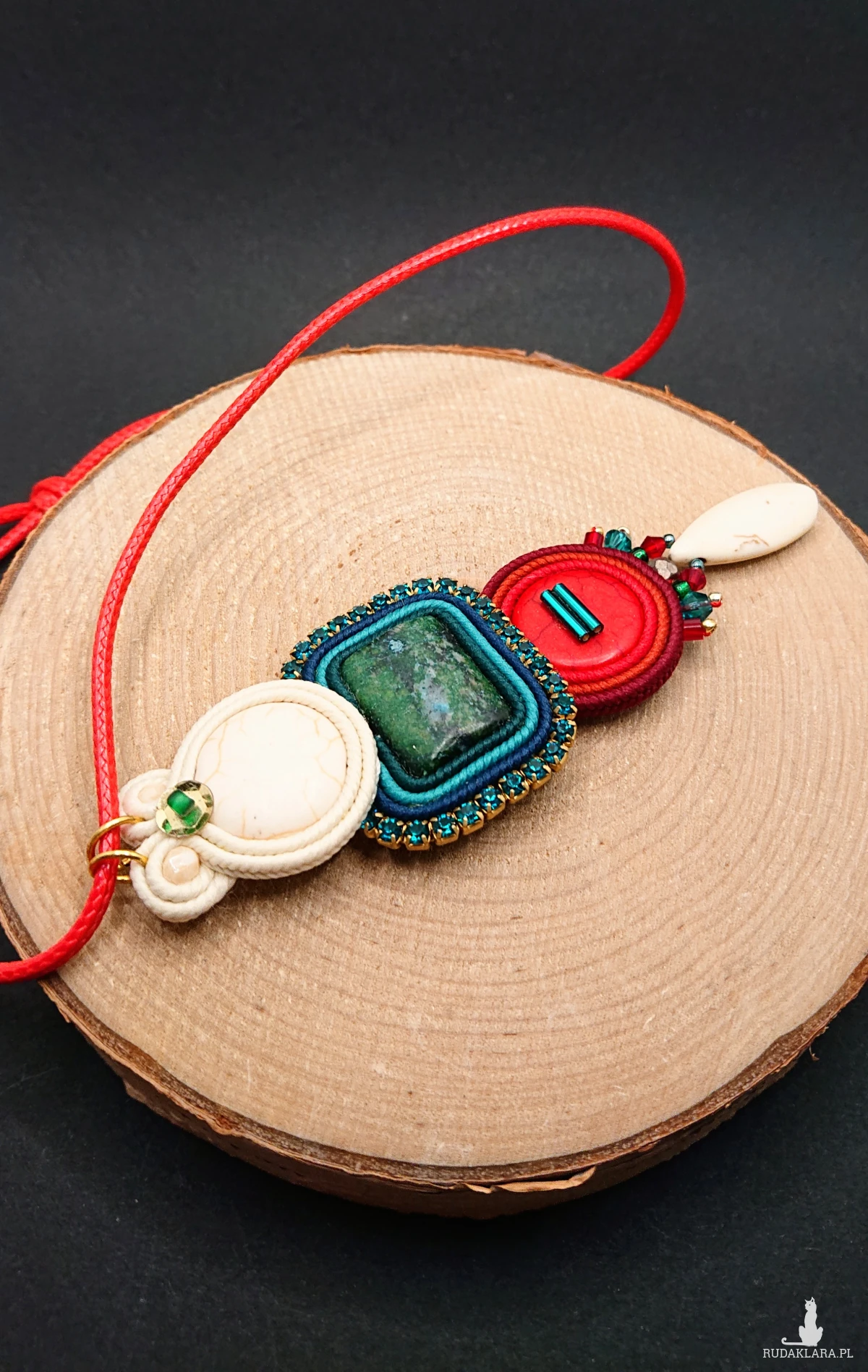 Wisior sutasz z kamieniami